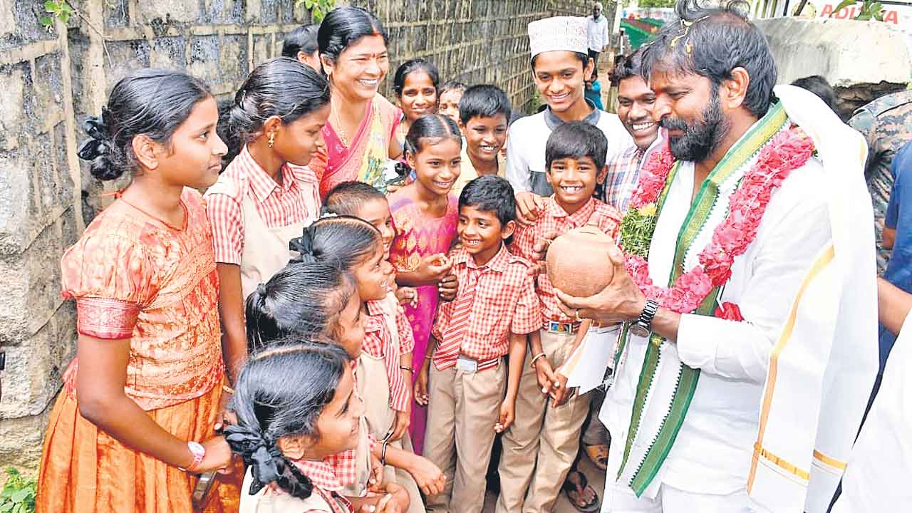 మంత్రి శ్రీనివాస్గౌడ్కు కిడ్డీ బ్యాంక్ అందజేత