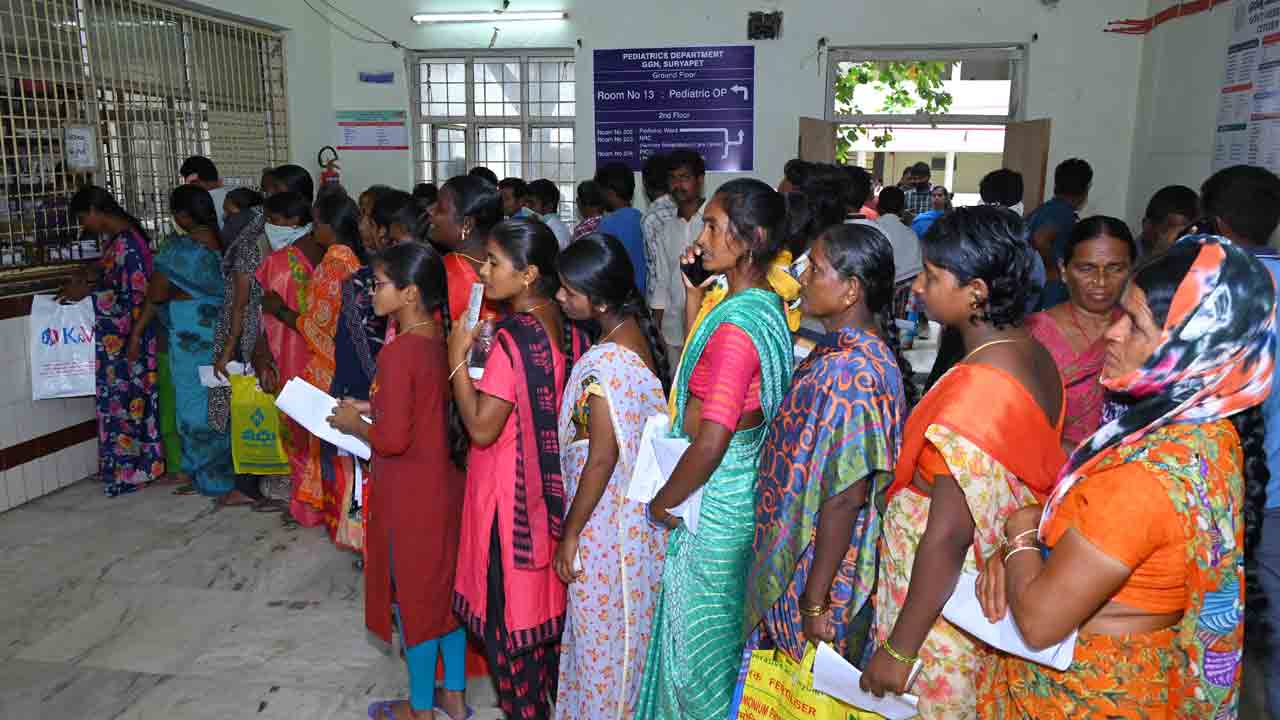 సర్కారు వైద్యానికి క్యూ