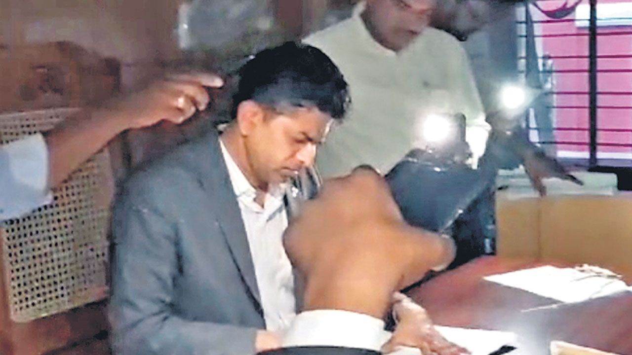 Congress | కాంగ్రెస్‌ ఐదు నెలల పాలనలో కన్నడనాట కటిక చీకట్లు.. హస్తం గుర్తుకు ఓటేస్తే తెలంగాణలో మన పరిస్థితి ఏంటి?