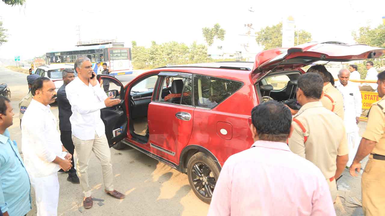 Minister Harish Rao | మంత్రి హరీశ్ రావు కాన్వాయ్‌ని తనిఖీ చేసిన పోలీసులు