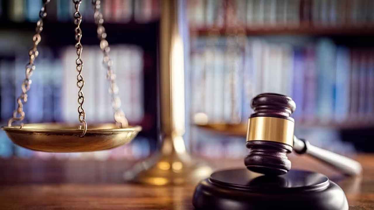 ఇద్దరు హైకోర్టు జడ్జిల బదిలీ