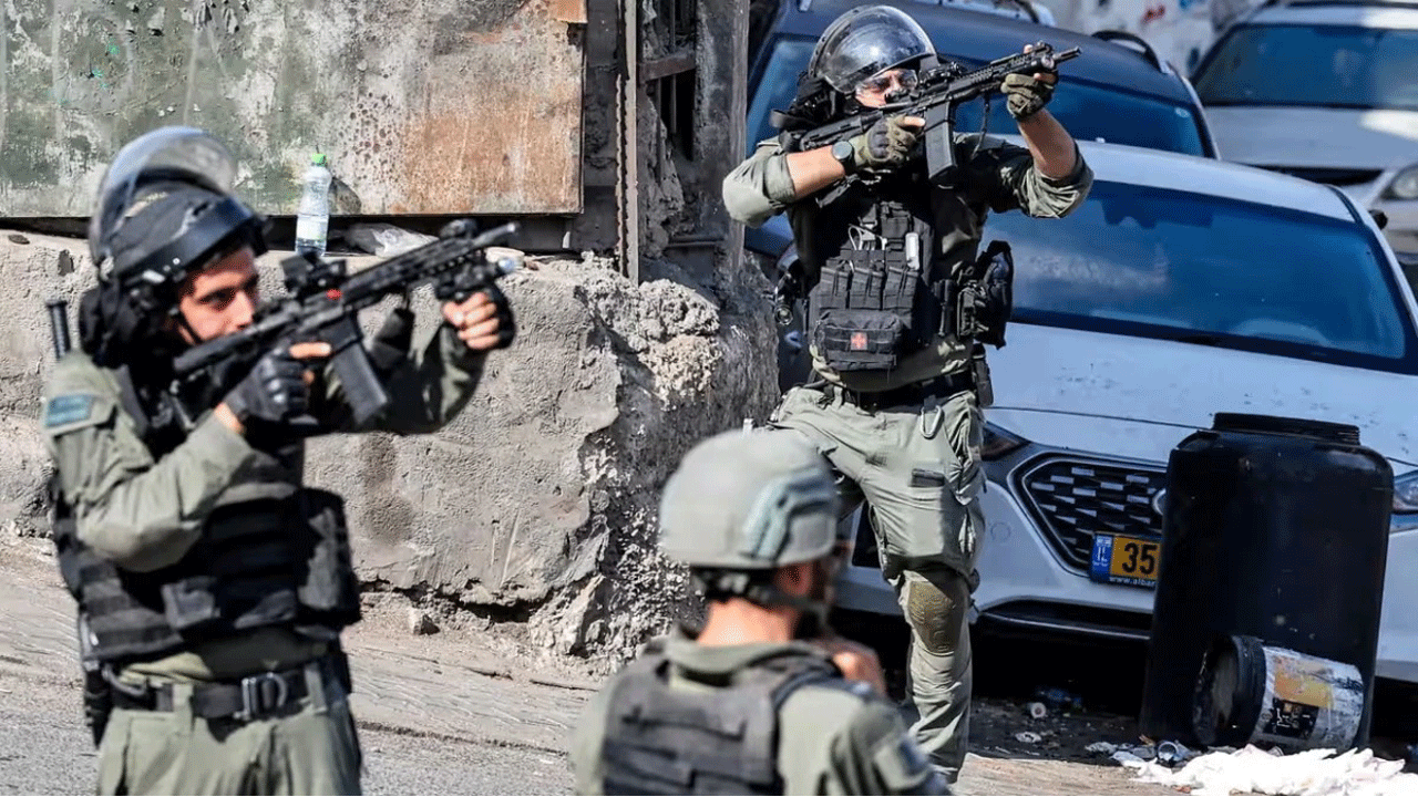 Aleppo airport | అలెప్పో ఎయిర్‌పోర్ట్ ల‌క్ష్యంగా ఇజ్రాయెల్ దాడులు : వైమానిక దాడుల్లో ర‌న్‌వే ధ్వంసం