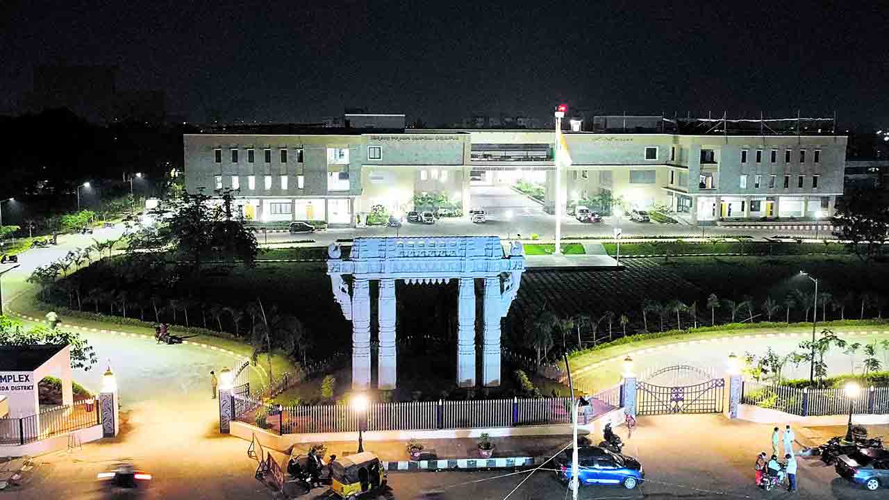 చేరువైన పాలన ప్రగతి పథాన