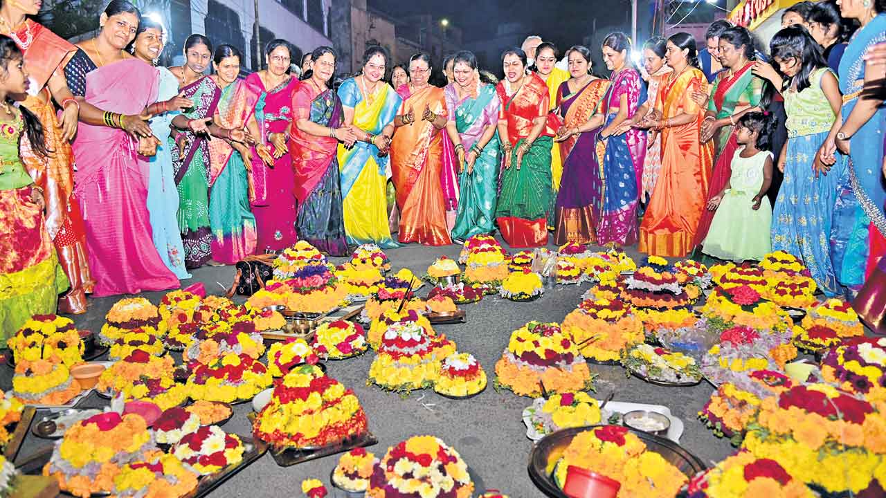 పసుపు ముద్దను చేసి ఉయ్యాలో.. గౌరమ్మను నిలిపిరి ఉయ్యాలో