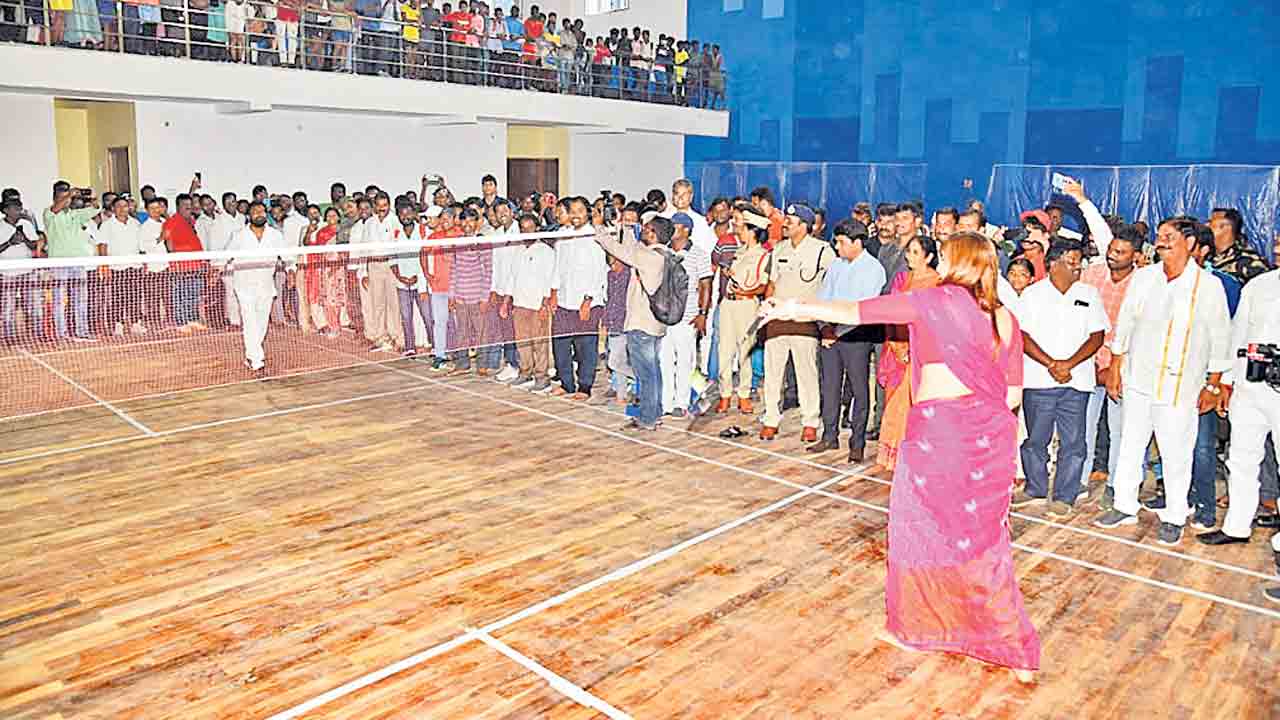 పాలమూరులో ఇండోర్‌ స్టేడియం.. ప్రారంభించిన మంత్రి శ్రీనివాస్‌గౌడ్‌