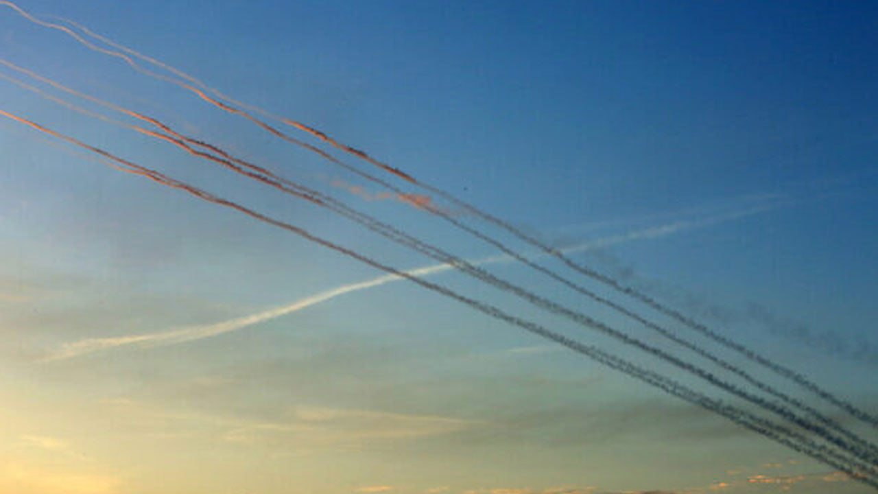 Israel: ఏక‌ధాటిగా రాకెట్ల వ‌ర్షం కురిపిస్తున్న హ‌మాస్‌.. బోర్డ‌ర్ వ‌ద్ద ఉగ్ర‌వాదుల్ని త‌రిమికొడుతున్న ఇజ్రాయిల్‌