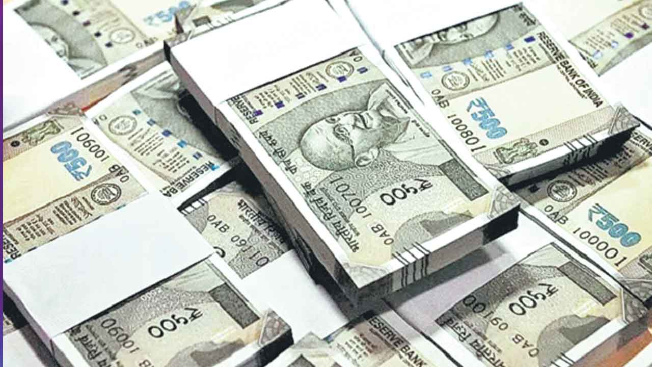 IT Notice | కూలీ ఖాతాలో రూ.221 కోట్లు.. ఐటీ కట్టాలంటూ ఆదాయపు పన్ను శాఖ అధికారులు నోటీసులు