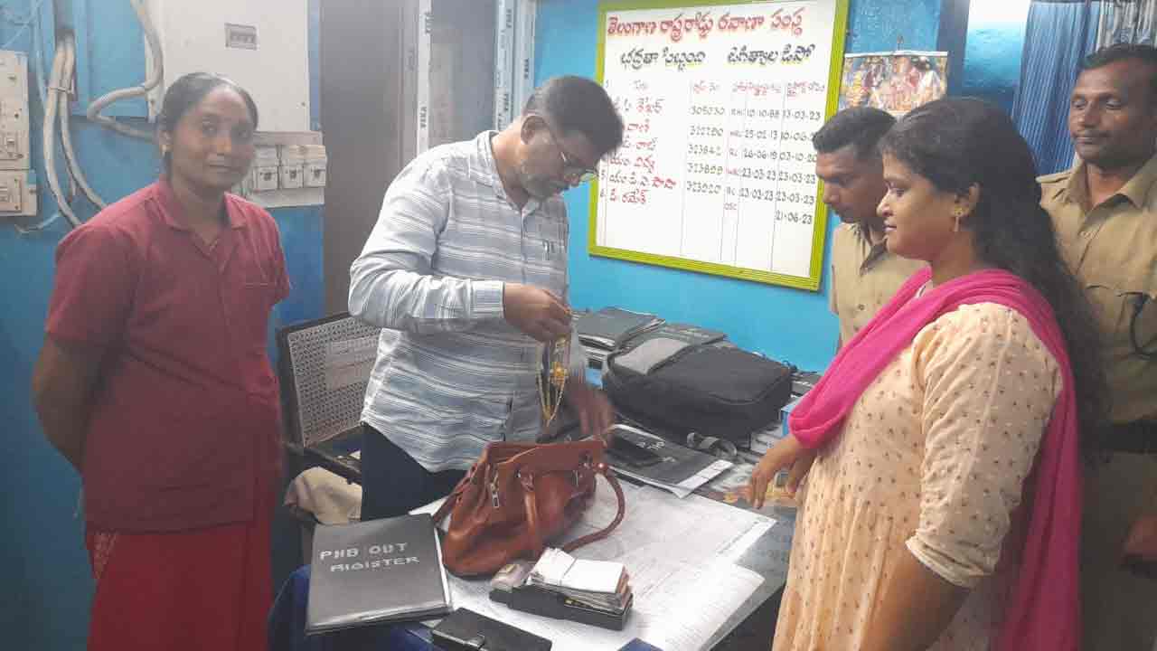 Jagtial | బంగారాన్ని బ‌స్సులో మ‌రిచిపోయిన ప్రయాణికురాలు.. తిరిగి అప్ప‌గించిన ఆర్టీసీ కండ‌క్ట‌ర్