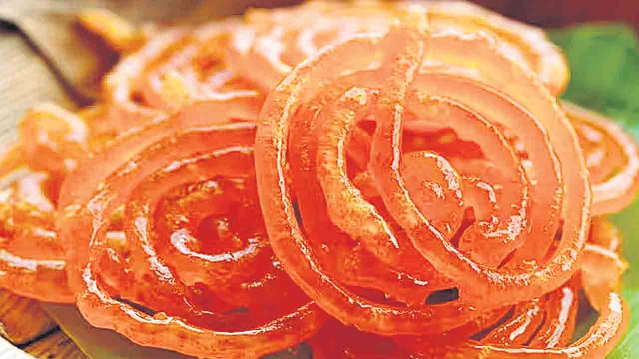 ముందుగా ఓటేస్తే జిలేబీలు ఫ్రీ