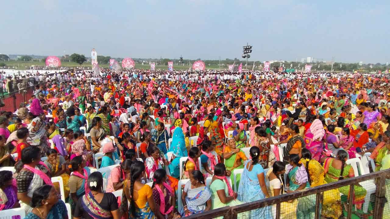 గుండెల నిండా గులాబీ జెండా