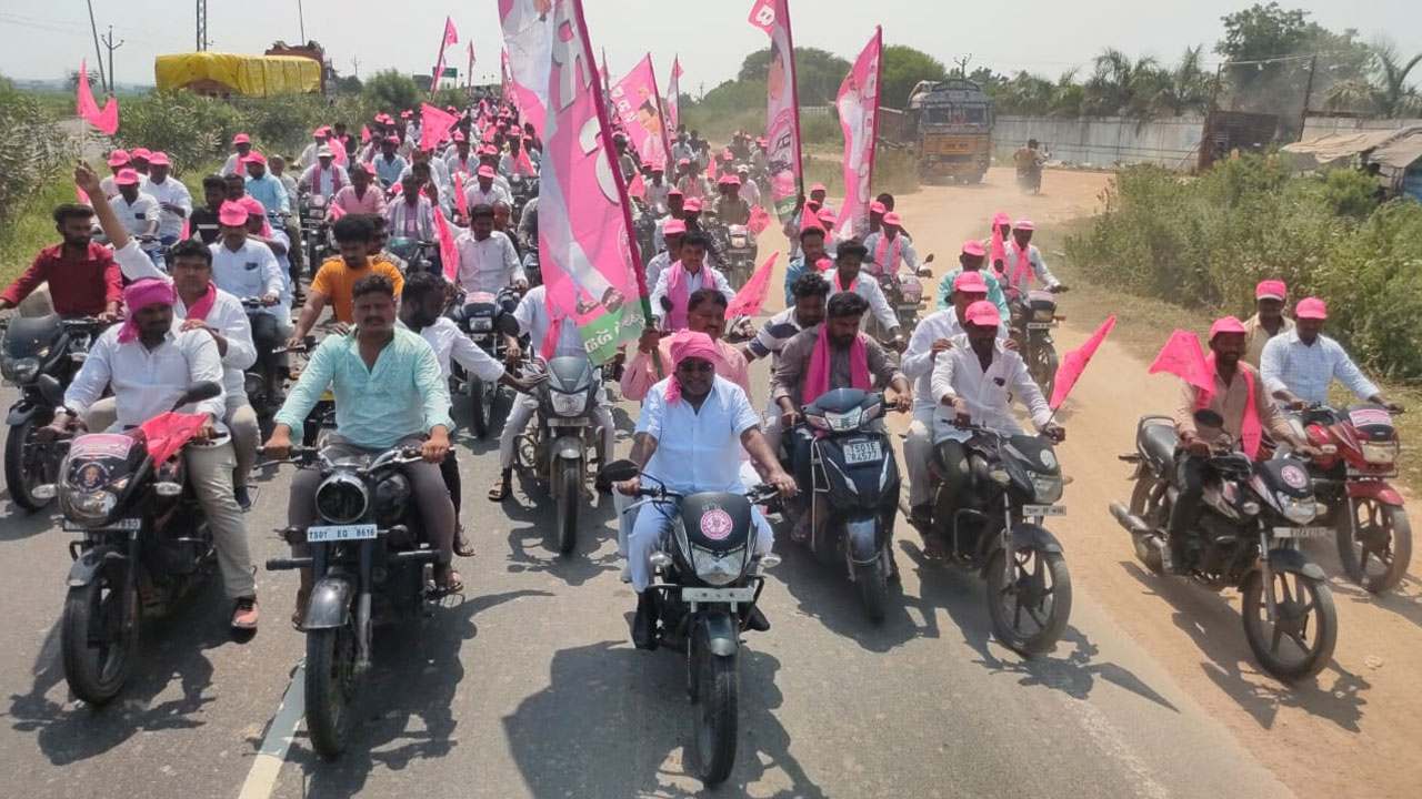 MLA Jogu Ramanna | ప్రచారంలో జోరు పెంచిన ఎమ్మెల్యే రామన్న..ఆదిలాబాద్‌లో భారీ మోటార్‌ సైకిల్‌ ర్యాలీ