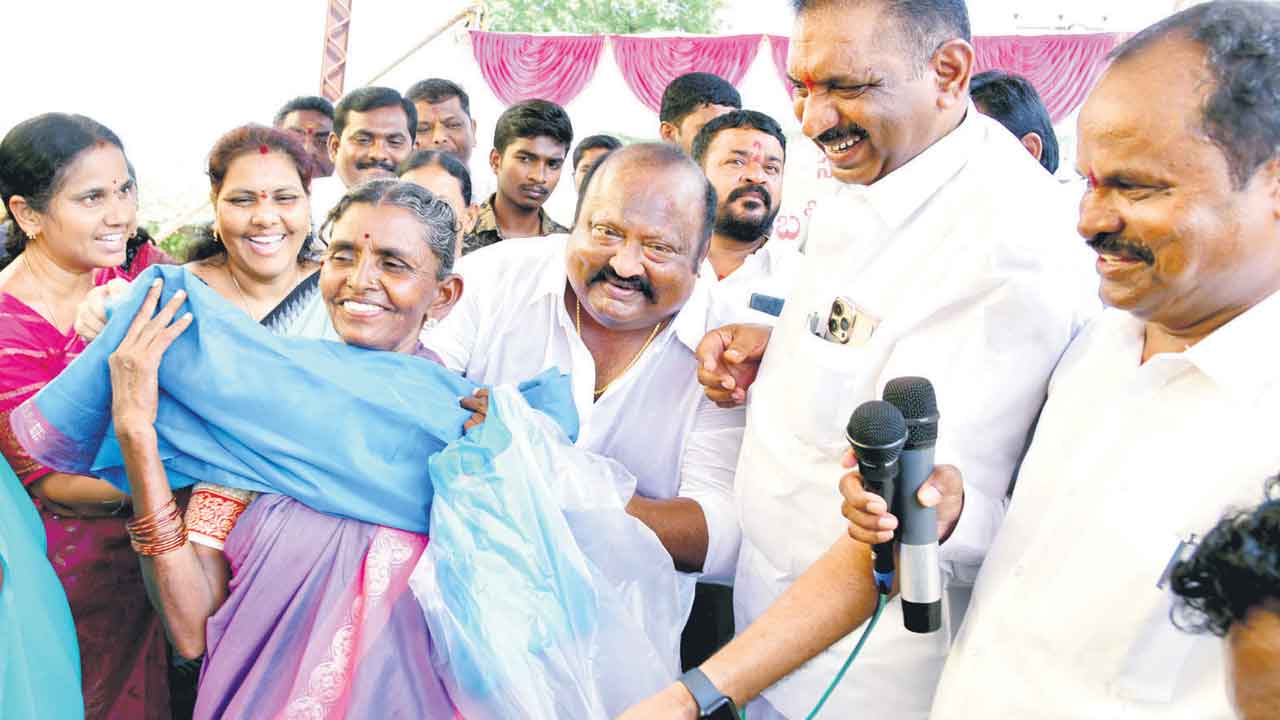 బతుకమ్మ చీరెలు వచ్చినయ్‌