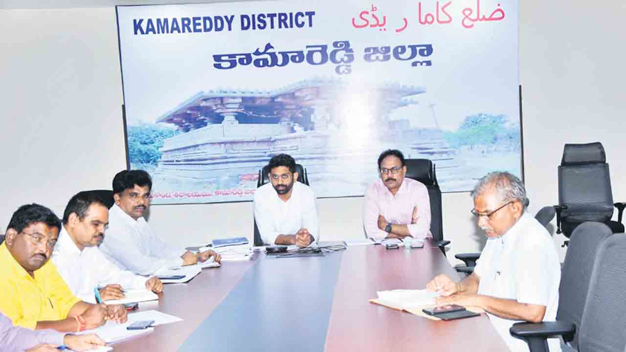 అధికారులు కలిసికట్టుగా పనిచేయాలి