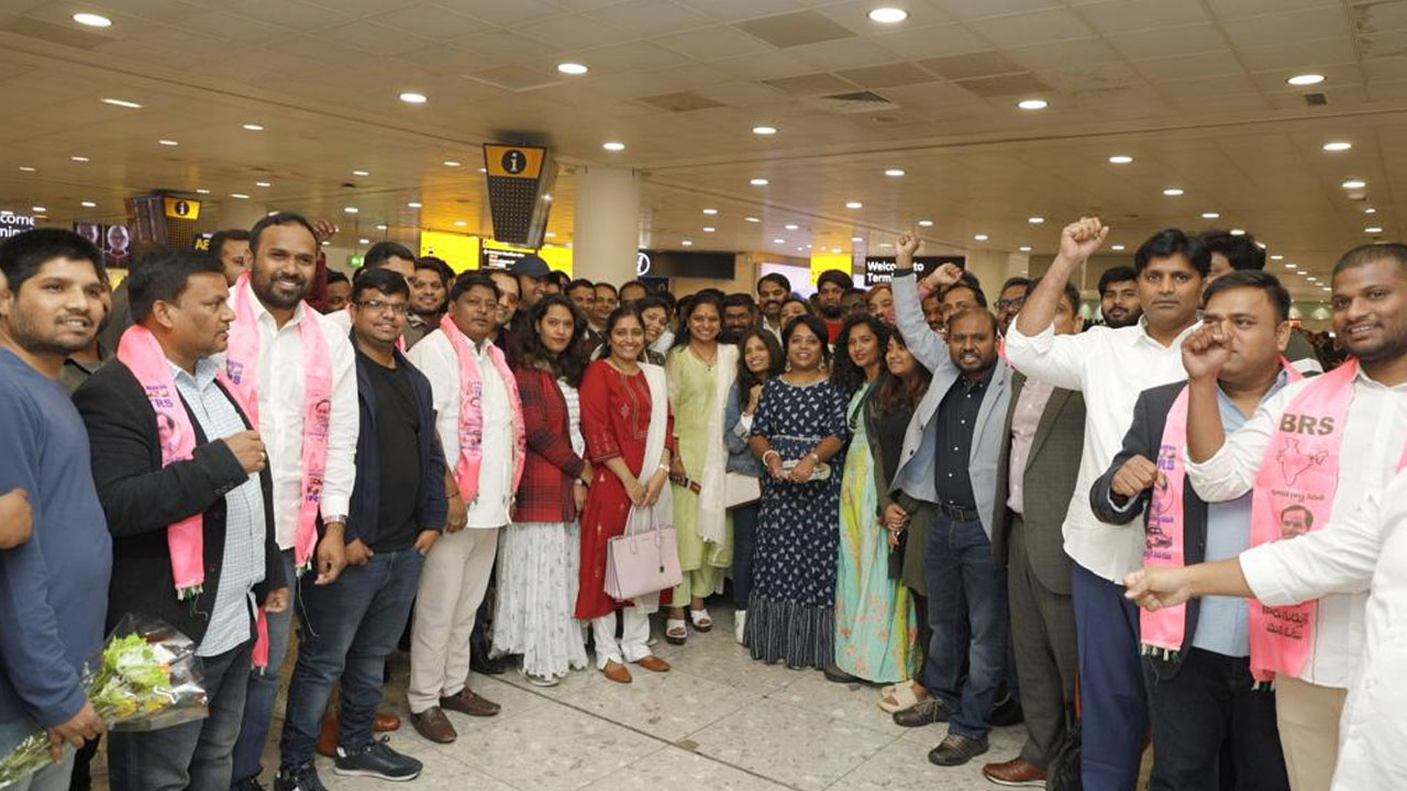 NRI | లండన్ విమానాశ్రయంలో ఎమ్మెల్సీ కవితకు ఘన స్వాగతం పలికిన ఎన్నారైలు