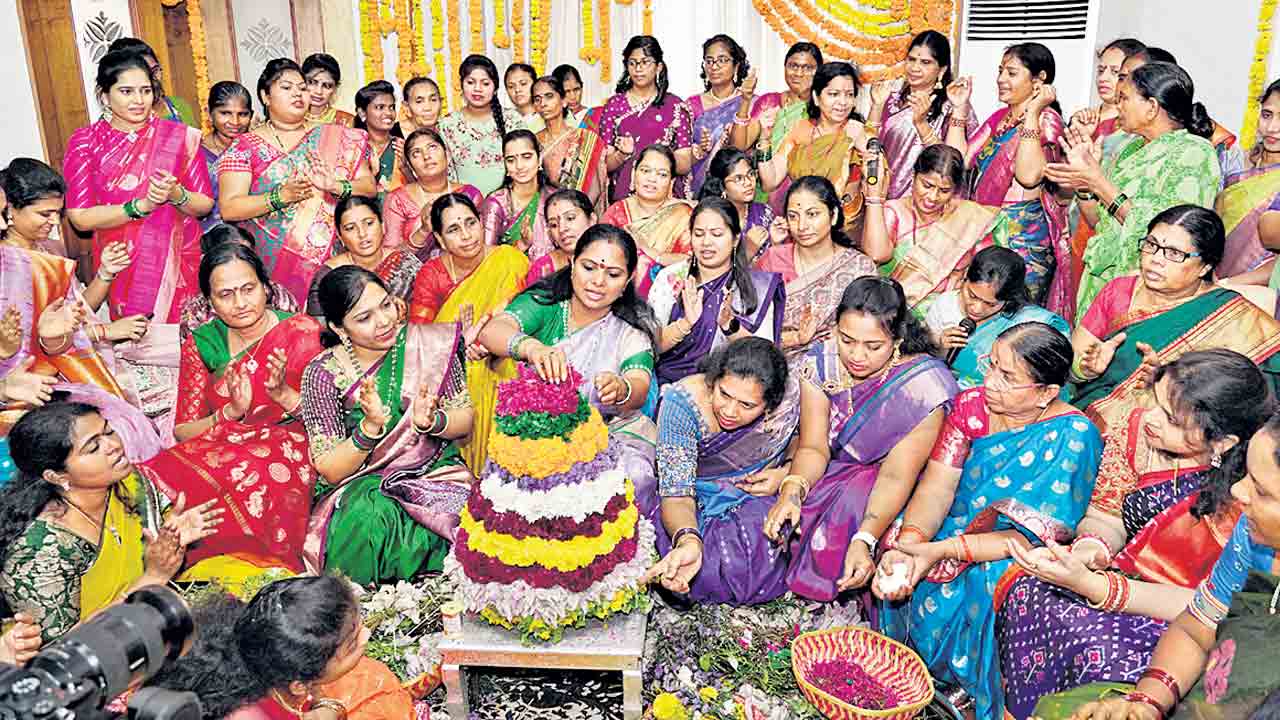 బతుకమ్మసంబురాల్లో ఎమ్మెల్సీ కవిత సందడి