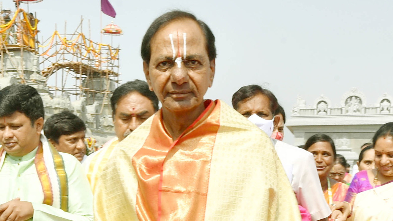 CM KCR | కేసీఆర్‌ పాలనలో దేదీప్యమానంగా వెలిగిపోతున్న ఆలయాలు.. 2014కి ముందు, తర్వాత తెలంగాణలో ఉన్న పరిస్థితి ఇదీ!