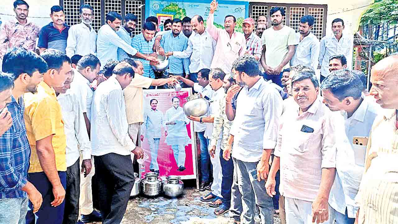 సీఎం కేసీఆర్‌ చిత్రపటానికి పాలాభిషేకం