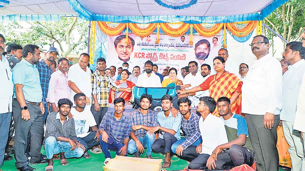 కేసీఆర్‌ స్పోర్ట్స్‌ కిట్ల పంపిణీ షురూ..