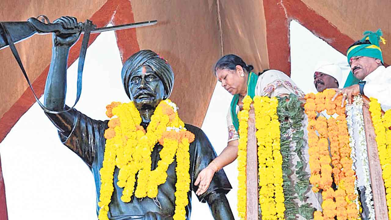 జోడేఘాట్‌లో కుమ్రం భీంకు ఘన నివాళి