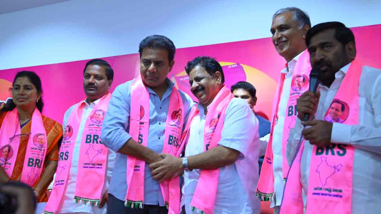 Cheruku Sudhakar | బీఆర్ఎస్ పార్టీలో చేరిన చెరుకు సుధాక‌ర్.. గులాబీ కండువా క‌ప్పిన కేటీఆర్, హ‌రీశ్‌రావు