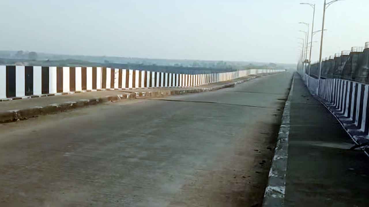 Medigadda Barrage | మేడిగడ్డ బరాజ్లో భారీ శబ్దంపై పలు అనుమానాలు.. పోలీసులకు ఇరిగేషన్ శాఖ ఏఈఈ రవికాంత్ ఫిర్యాదు