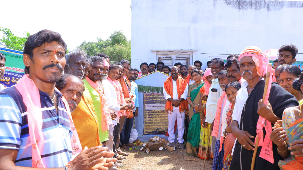 MLA Chirumurthy | బతుకమ్మ చీరెలు పంపిణీ చేసిన ఎమ్మెల్యే చిరుమర్తి లిగయ్య