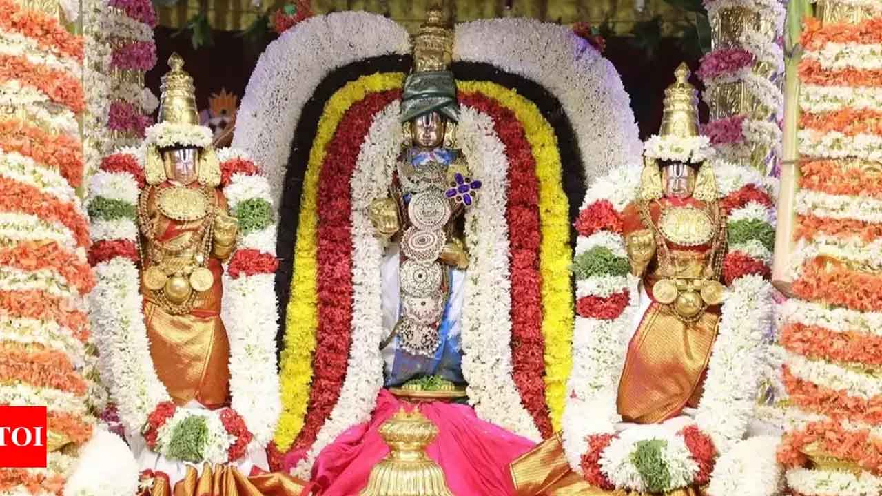 స్వర్ణరథంపై మలయప్పస్వామి