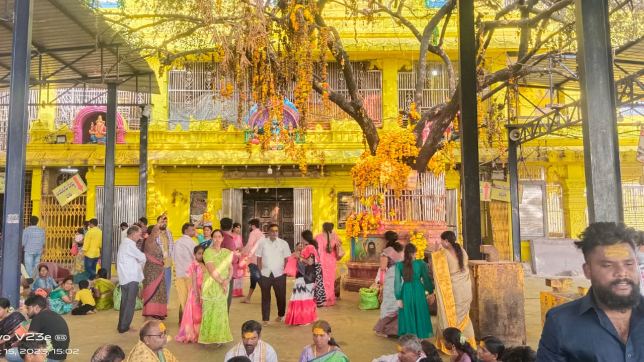 Mallanna Temple | భక్తులతో కిటకిటలాడిన కొమురవెల్లి మల్లన్న ఆలయం