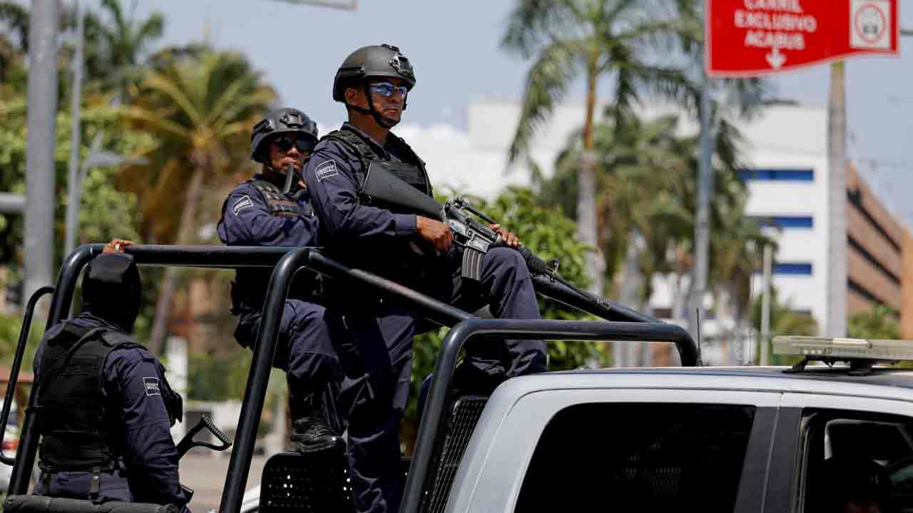 Mexico | పోలీసు కాన్వాయ్‌పై బుల్లెట్ల వ‌ర్షం.. 13 మంది మృతి