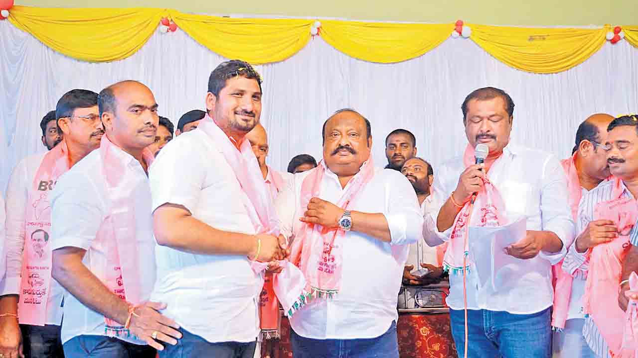 బీఆర్‌ఎస్‌లోకి బుడగ జంగాల రాష్ట్ర అధ్యక్షుడు