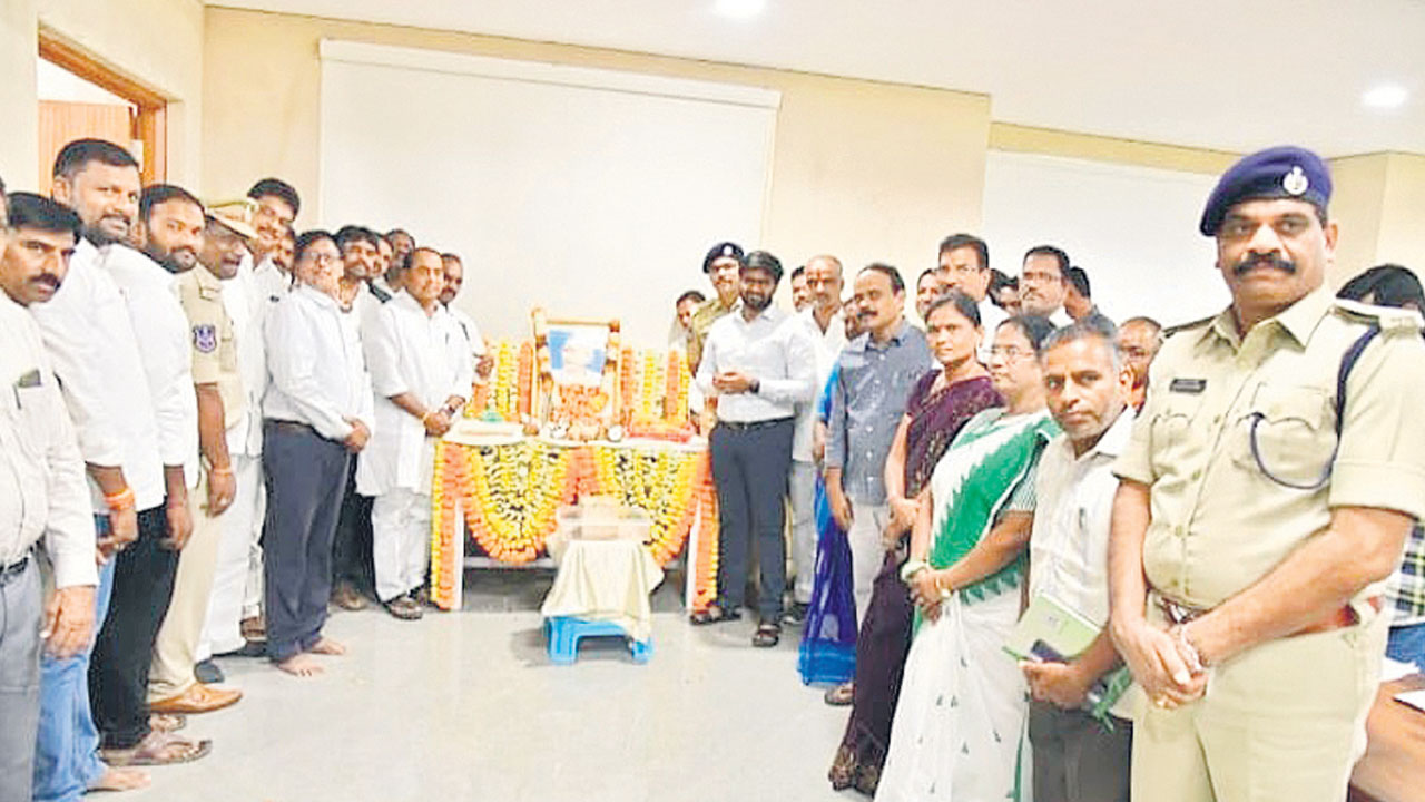 గాంధీజీకి ఘన నివాళి