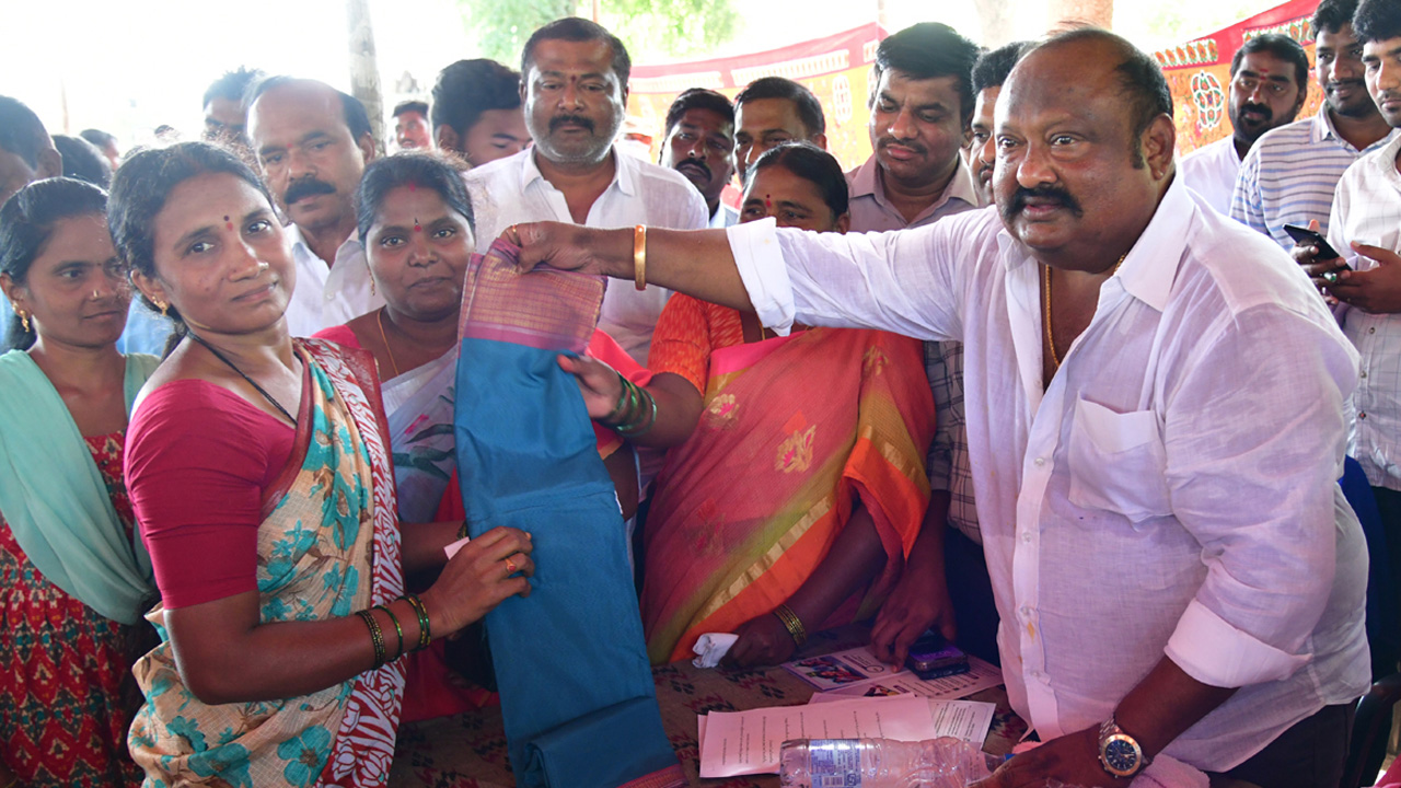 Minister Gangula Kamalakar | ఢిల్లీ పాలకులకు అధికారం అప్పగిస్తే తెలంగాణను ఆంధ్రాలో కలిపేస్తారు : మంత్రి గంగుల