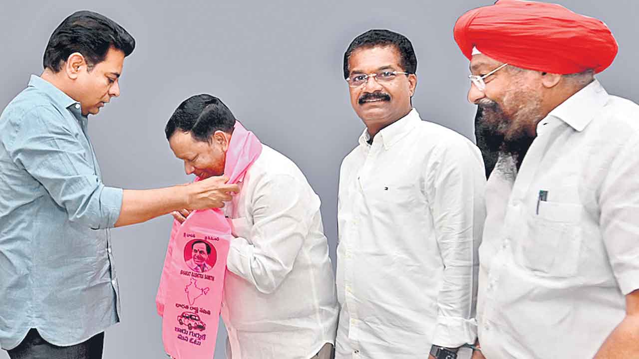 బీఆర్‌ఎస్‌లో చేరిన ఎర్ర శేఖర్‌