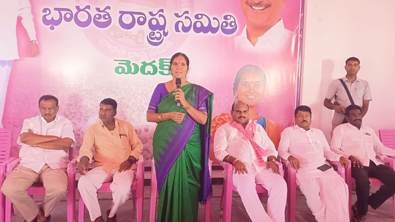 MLA Padma Devender Reddy | మెదక్‌లో కాంగ్రెస్‌కు షాక్‌..ఎమ్మెల్యే పద్మా దేవేందర్ రెడ్డి సమక్షంలో బీఆర్‌ఎస్‌లో భారీగా చేరికలు