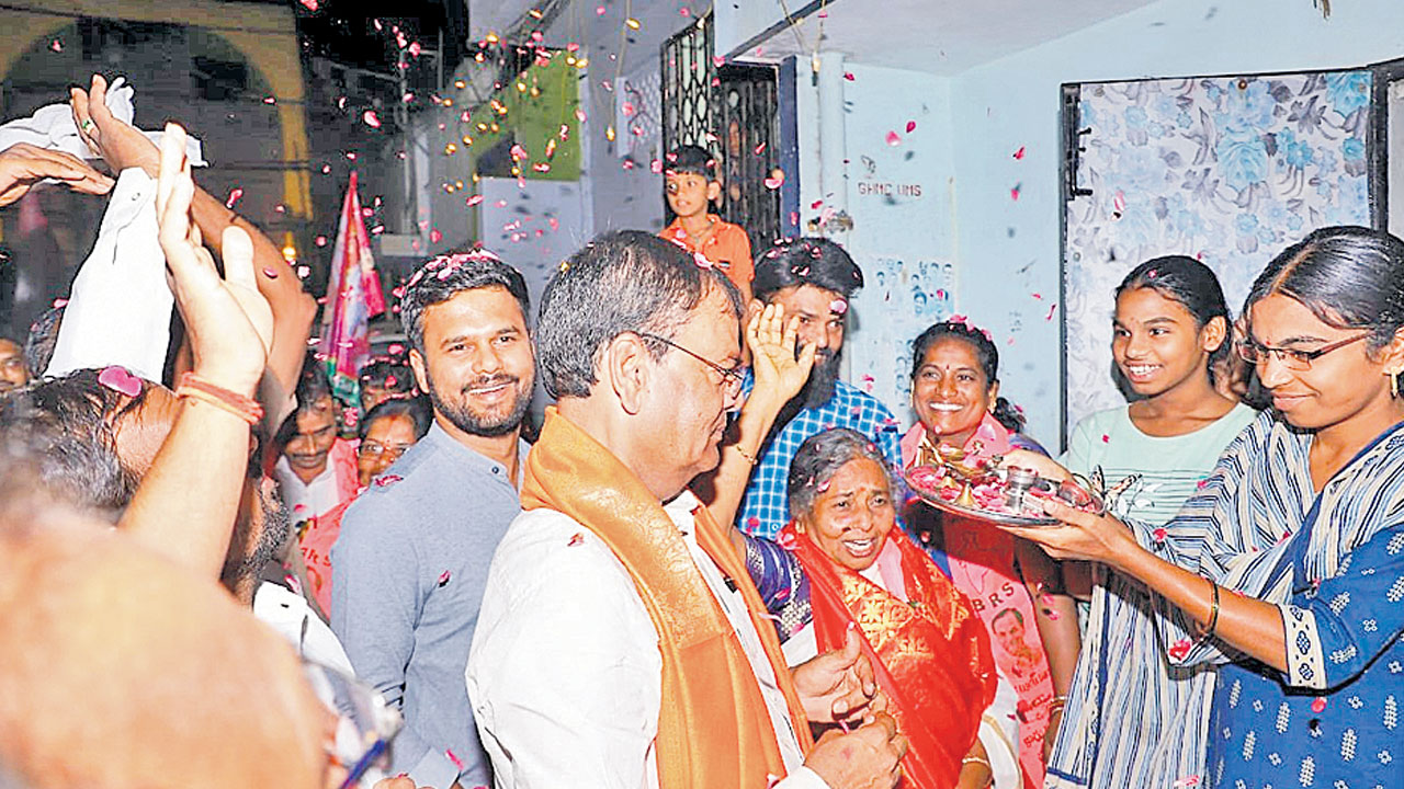 అడుగడుగునా బ్రహ్మరథం