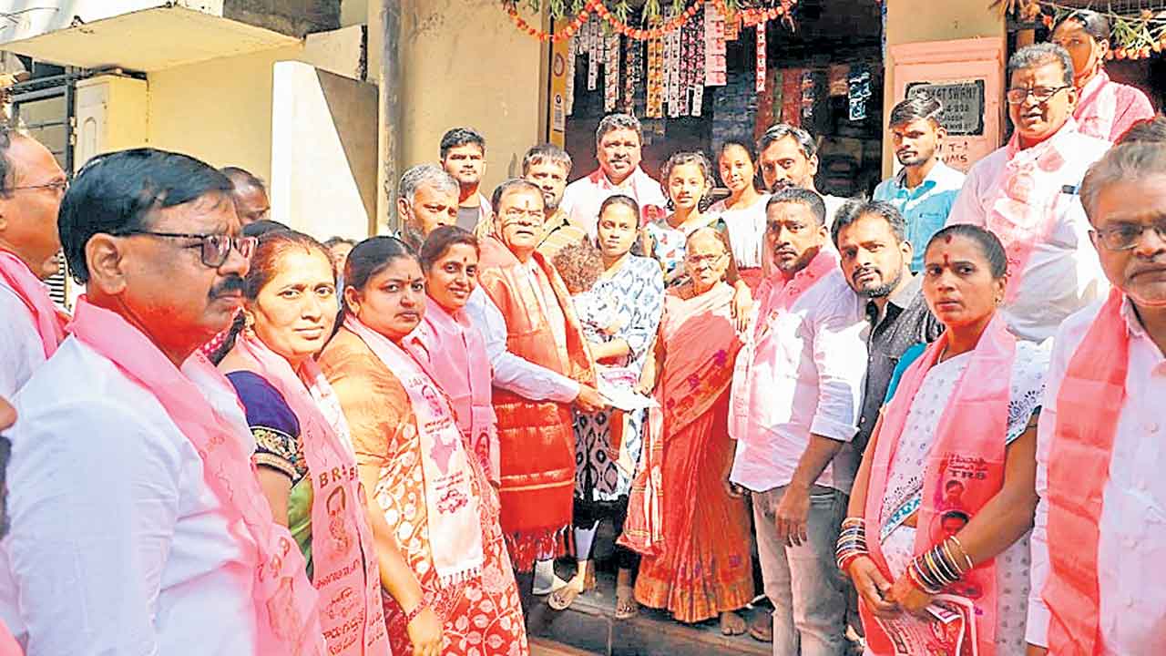 కాచిగూడలో కారు జోరు..