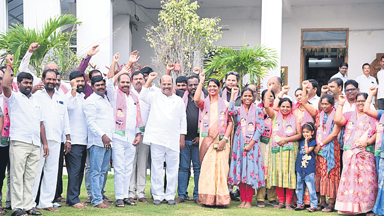 అభివృద్ధి, సంక్షేమ పథకాలకు ఆకర్షితులై.. బీఆర్‌ఎస్‌లో భారీగా చేరికలు