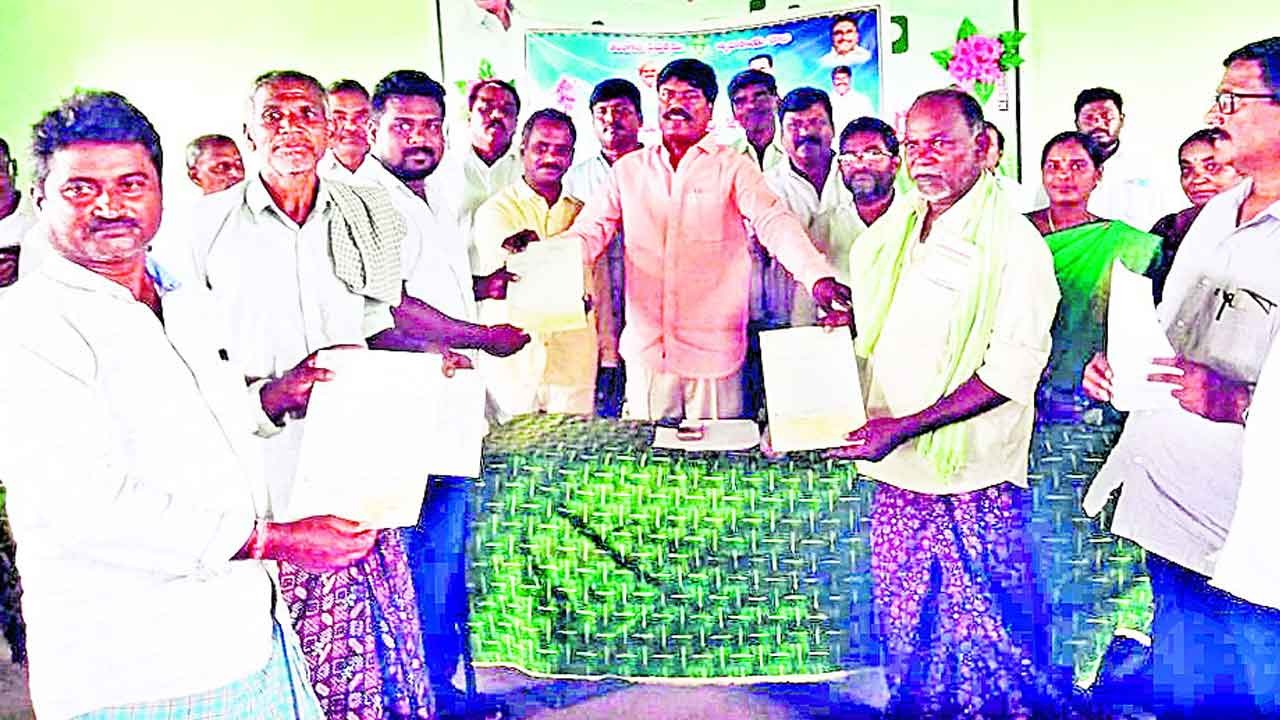 చిల్లర రాజకీయాలు మానుకోవాలి