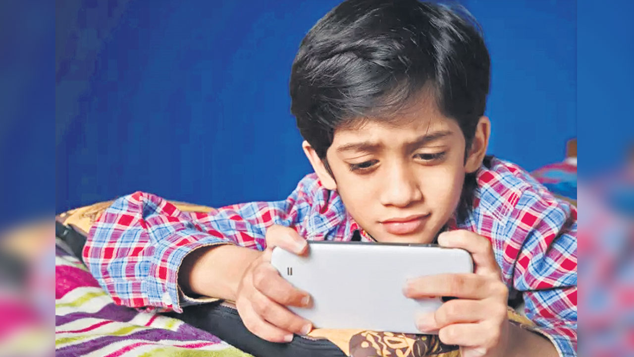 Social Media | ఆన్‌లైన్‌ ఉచ్చులో బాల్యం.. పసితనాన్ని మింగేస్తున్న సామాజిక మాధ్యమాలు