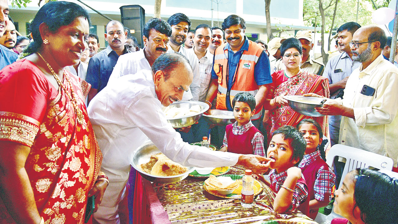 అధ్యాపకులు, విద్యార్థులు ప్రతిరోజూ కలిసి తినాలి