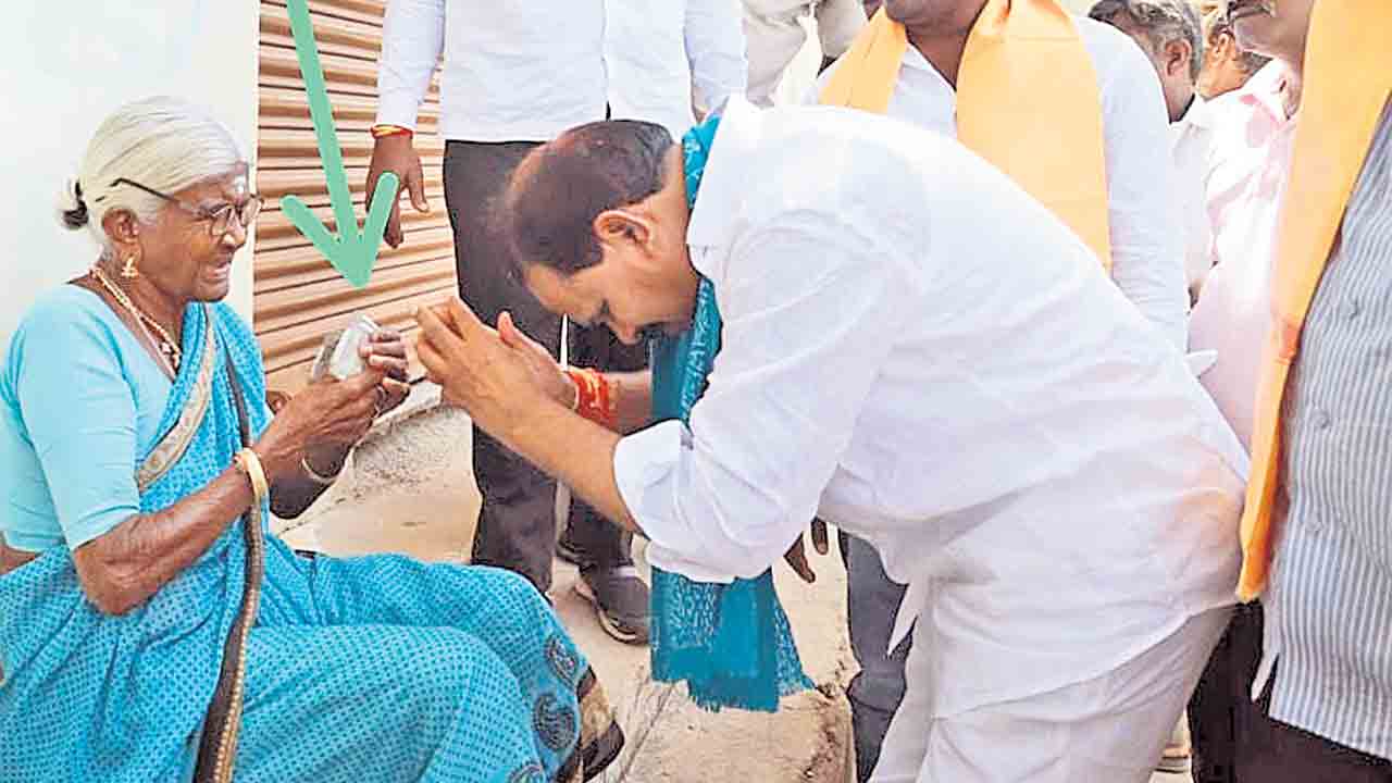 కోడ్‌ ఉల్లంఘించి కాంగ్రెస్‌ డబ్బుల పంపిణీ