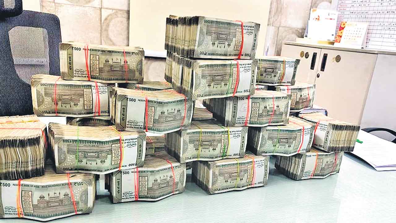 చందానగర్‌లో రూ.69 లక్షల నగదు స్వాధీనం