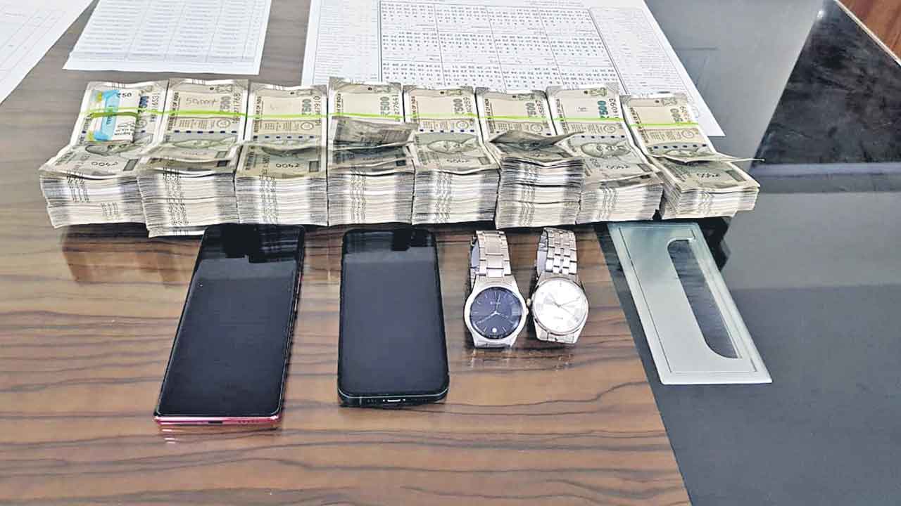 పనిచేస్తున్న సంస్థకే కన్నం..