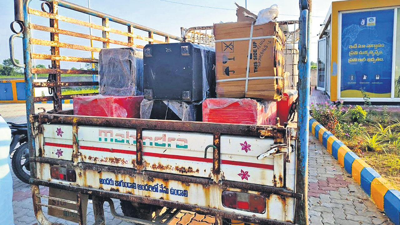 మంథనిలో సౌండ్‌ బాక్స్‌ల స్వాధీనం