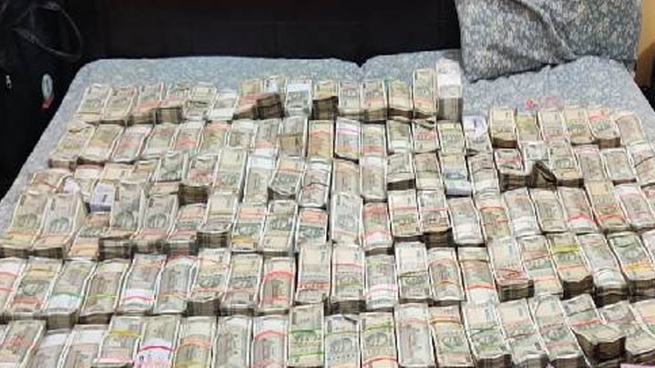 తనిఖీల్లో 43.70 లక్షలు పట్టివేత