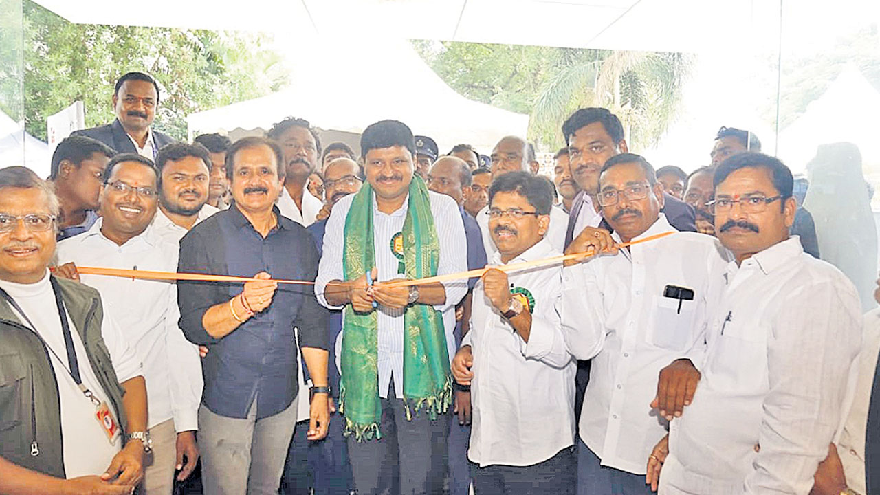 మొక్కలు నాటిన ఎంపీ జోగినపల్లి