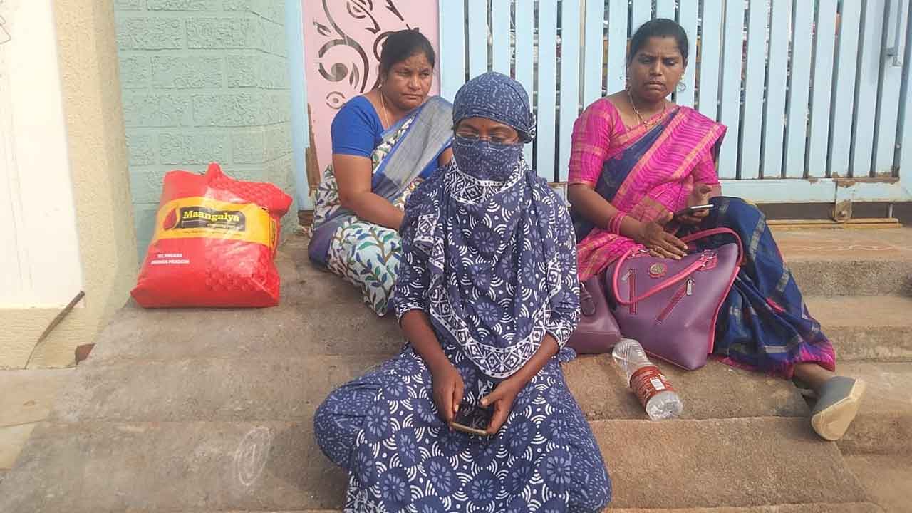 Girlfriend dharna | నాలుగేళ్లుగా ప్రేమించి మొహం చాటేశాడు.. ప్రియుడి ఇంటి ముందు ప్రియురాలు ధర్నా