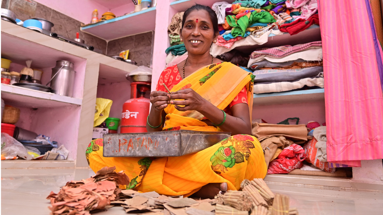 Aasara Pensions | భర్త విడిచిపెట్టి పోతె.. ఆసరా పింఛన్లు అండగా నిలిచింది.. ఇద్దరు బిడ్డలకు చదువు చెప్పించింది!