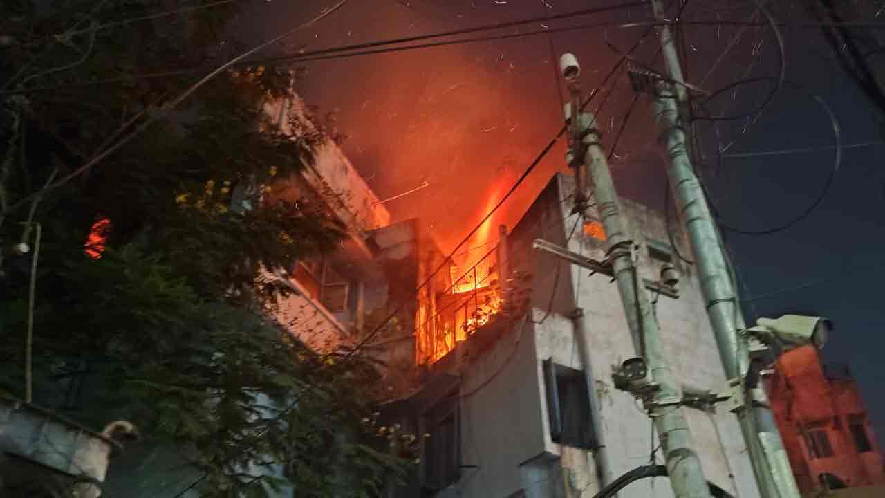 Hyderabad | నారాయ‌ణ‌గూడ‌లో భారీ అగ్నిప్ర‌మాదం.. హాస్ట‌ల్‌లో ఎగిసిప‌డ్డ అగ్నికీల‌లు
