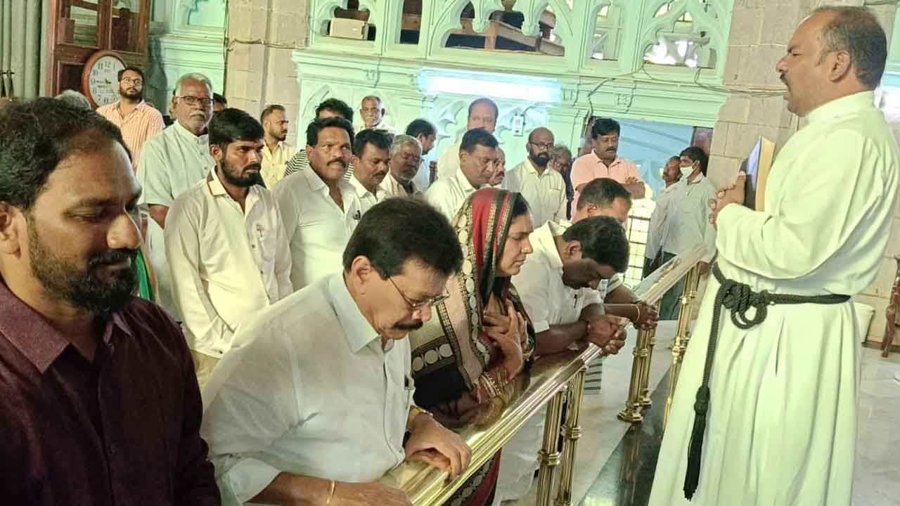 MLA Padmadevender Reddy | కొత్త ప్రభాకర్ రెడ్డి త్వరగా కోలుకోవాలని.. మెదక్ సీఎస్ఐ చర్చిలో ఎమ్మెల్యే పద్మాదేవేందర్ రెడ్డి ప్రార్థనలు